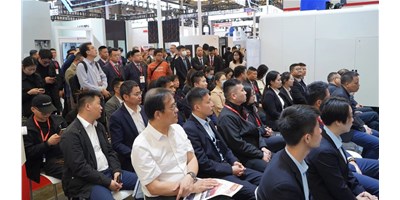 创世纪集团CCMT2024新品颁布会盛大开幕，高端五轴机床引领行业创新潮水